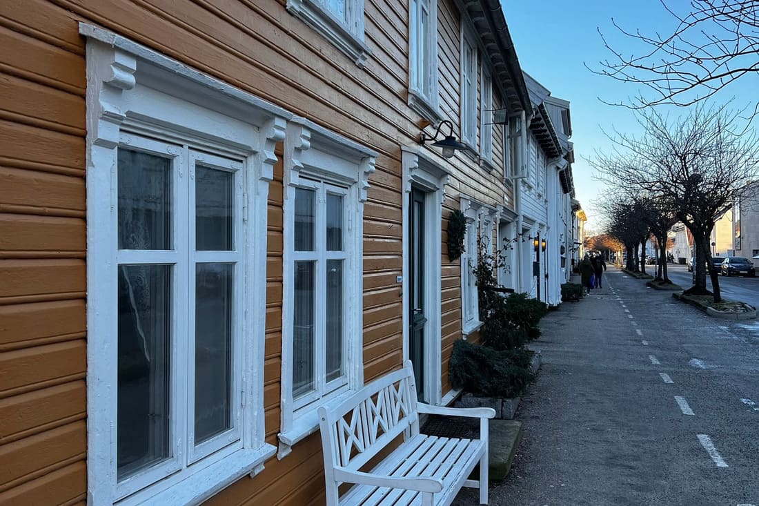 Gate med tradisjonelle trehus i en norsk småby om vinteren